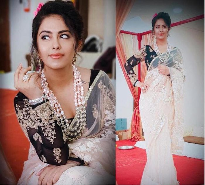 Vốn có đôi mắt to tròn, sống mũi cao và nụ cười ngọt ngào, Avika Gor khi lớn sở hữu vẻ đẹp sắc sảo, gương mặt thanh tú hơn lúc nhỏ. Nữ diễn viên tạo được thiện cảm bởi vẻ đẹp dung hòa được nét truyền thống của phụ nữ Ấn Độ nhưng vẫn thể hiện được sự cá tính, năng động của phụ nữ hiện đại. 