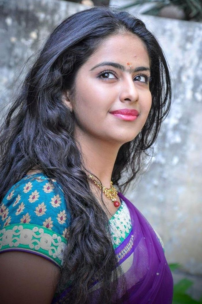 Avika Gor sinh ra trong một gia đình trung lưu. Mẹ cô là bác sĩ, cha là chuyên viên cố vấn kinh doanh. Từ nhỏ cô đã sống trong nhung lụa và nuôi trong mình niềm đam mê nghệ thuật, nhất là nhảy múa và ca hát. Cô có ước mơ trở thành vũ công chuyên nghiệp trước khi làm diễn viên. Cơ duyên đưa "cô dâu 8 tuổi” nhí đến với màn ảnh rất tình cờ. 