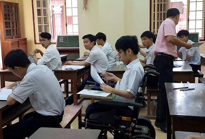 Em Phú làm bài thi trên xe lăn đạt điểm 10 tuyệt đối môn thi Tiếng Anh. Nguồn: CAND