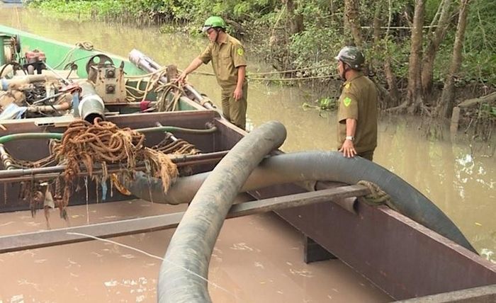 Tàu hút cát bị lực lượng chức năng bắt giữ.