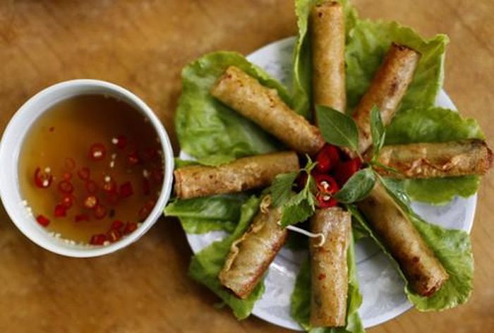 Người ta cũng có thể ăn kèm ram đẻn biển cùng các loại rau sống, kèm thêm nước chấm chua cay vô cùng thơm ngon. Bạn có thể thưởng thức món ăn này ở các nhà hàng dọc bãi biển Nhật Lệ là ngon nhất.