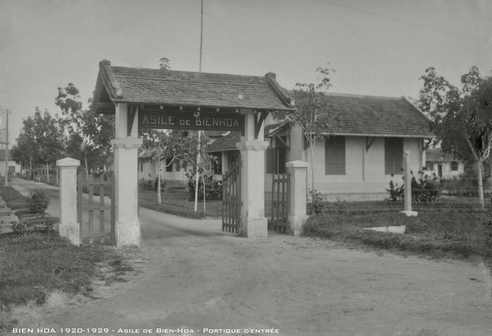 Cổng nhà thương điên.