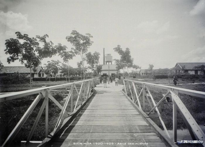 Cầu bắc qua suối Săn Máu, phía sau nhà thương điên Biên Hòa.