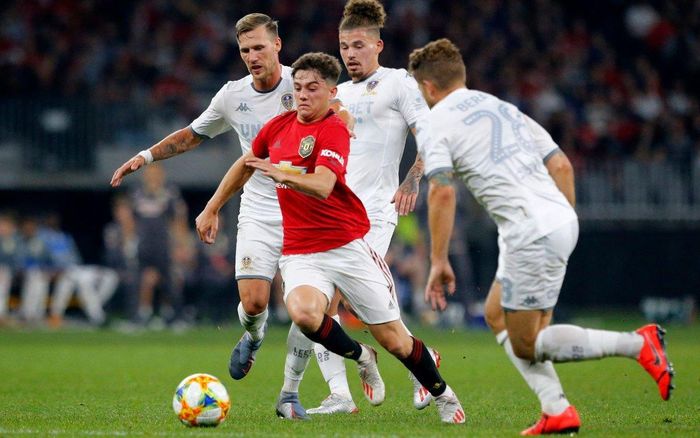 Daniel James di chuyển liên tục