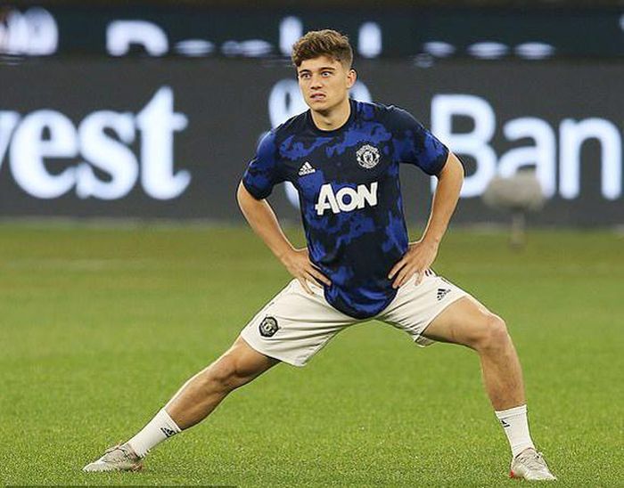 James và các đồng đội ra sân khởi động