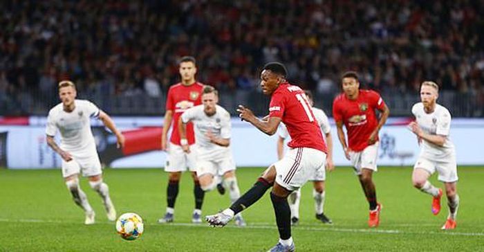 Chong kiếm về quả phạt đền và Martial không bỏ lỡ cơ hội