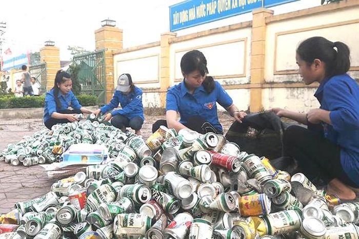 Học Bác và làm theo Bác đã trở thành hoạt động thường xuyên của Đoàn xã Cẩm Thạch (Trong ảnh: Đoàn thanh niên xã thu gom phế liệu gây quỹ)