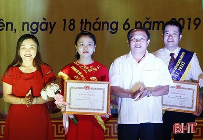 Vượt qua 11 thí sinh vòng chung kết, đảng viên trẻ Phan Thị Nga đã xuất sắc giành giải nhất tại hội thi Báo cáo viên giỏi huyện Cẩm Xuyên năm 2019