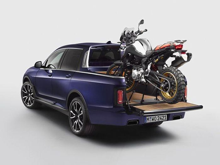 Để nhấn mạnh tính thực tế của mẫu xe bán tải này, dù là hạng sang, BMW đã đưa một chiếc môtô BMW F850 GS 2019 lên thùng xe.