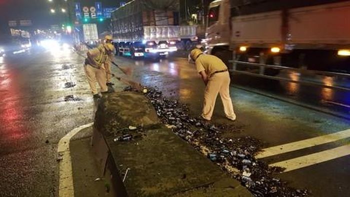 Hàng trăm chai bia đổ xuống đường vỡ nát