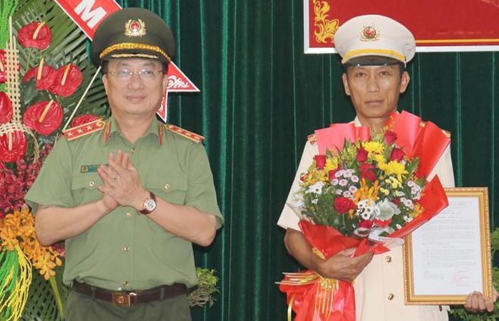 Thượng tướng Nguyễn Văn Thành trao quyết định của Bộ trưởng Công an điều động, bổ nhiệm đại tá Nguyễn Văn Nhựt giữ chức vụ Giám đốc Công an Tiền Giang. (Ảnh: Anh Minh)