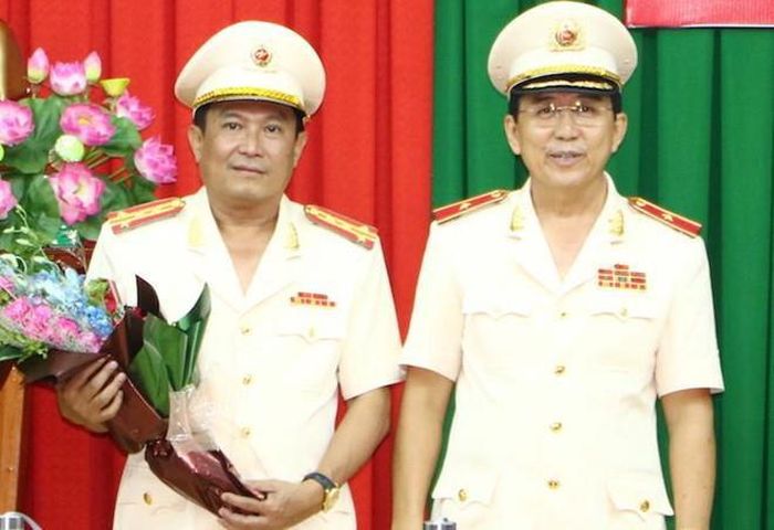 Thiếu tướng Nguyễn Minh Thuấn, nguyên Giám đốc Công an tỉnh Đồng Tháp chúc mừng đại tá Đoàn Minh Lý được điều động giữ chức Giám đốc Công an tỉnh Vĩnh Long. (Ảnh: Anh Minh)