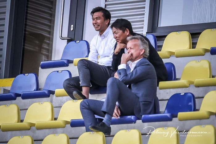 Trên khán đài, các thành viên trong ban lãnh đạo Sint-Truidense V.V chăm chú theo dõi trận giao hữu đầu mùa giải. Giám đốc Điều hành Takayuki Tateishi (ở giữa) đã đích thân đến Việt Nam tham dự buổi lễ ra mắt của Công Phượng vào ngày 5/7.