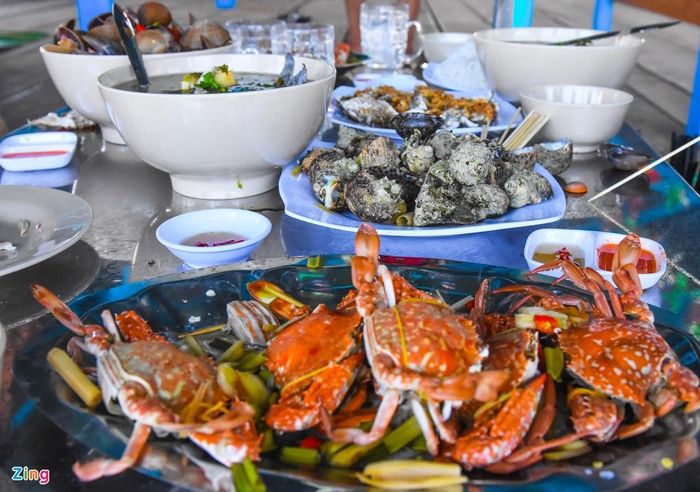 Sau khi thỏa thích tắm biển, lặn ngắm san hô, du khách có thể lên lồng bè nghỉ ngơi, trải nghiệm ăn những món hải sản tươi ngon do người dân địa phương đánh bắt. Ốc vú nàng, cua, ghẹ, nhum biển... hay cá nướng thơm lừng là những món được giới thiệu đáng thử ở đây.
