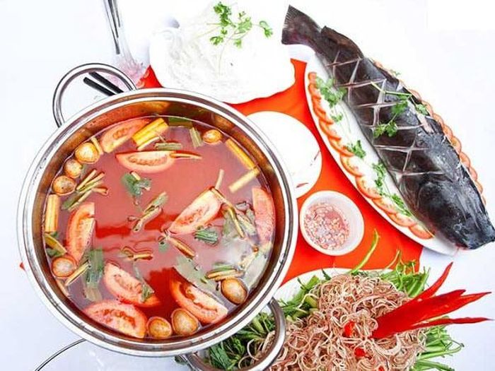 Hỗ trợ điều trị tăng huyết áp: Cá lóc làm sạch luộc lấy thịt 100g, rau cần ta 150g, gia vị gừng, hành, tiêu, mắm muối nấu canh ăn tuần vài lần. Đây là món canh ngon bổ âm dưỡng huyết, thanh hỏa... Sử dụng rất tốt với người có bệnh tăng huyết áp, đau đầu chóng mặt, ù tai khó ngủ. Ngoài ra, cá lóc nấu với hoa lý, rau đắng ăn đều tốt. Ảnh minh họa: Internet