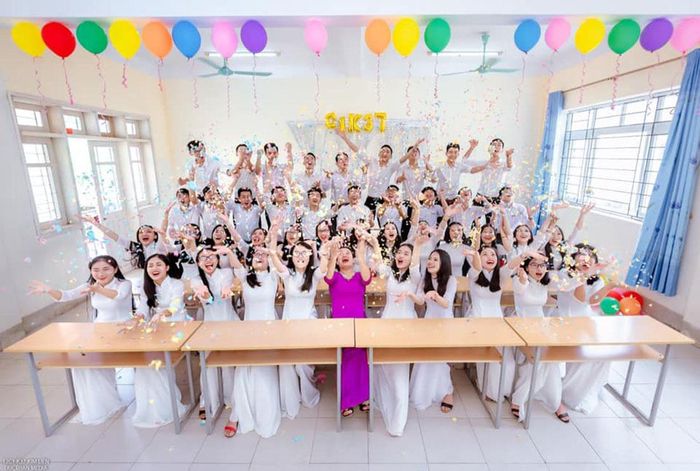 Tập thể lớp 12C1, Trường THPT Kim Liên