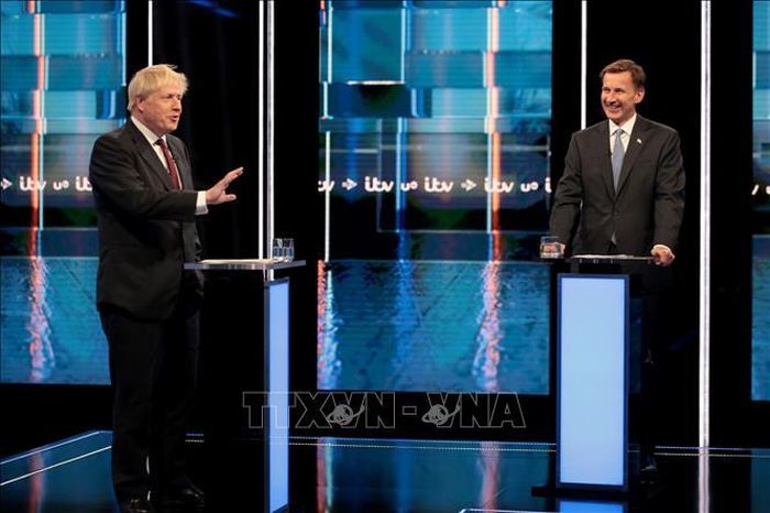 Cựu Ngoại trưởng Anh Boris Johnson (trái) và Ngoại trưởng đương nhiệm Jeremy Hunt (phải) tại buổi tranh luận được phát sóng trên truyền hình ở Manchester ngày 9/7/2019. Ảnh: AFP/TTXVN