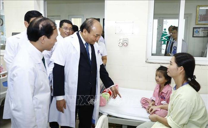 Thủ tướng Nguyễn Xuân Phúc thăm hỏi bệnh nhân đang điều trị tại Bệnh viện K Trung ương.