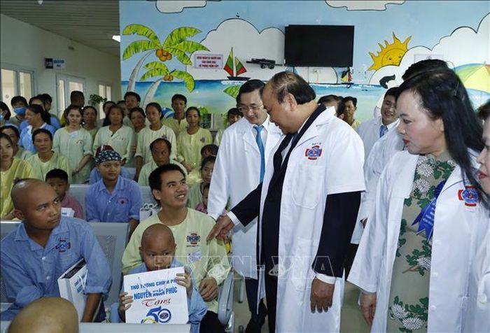 Thủ tướng Nguyễn Xuân Phúc thăm hỏi người nhà và bệnh nhân đang điều trị tại Bệnh viện K Trung ương.
