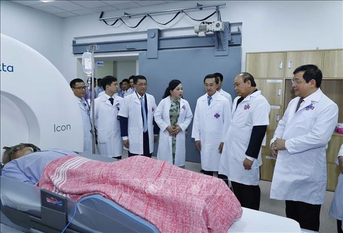 Thủ tướng Nguyễn Xuân Phúc thăm khu xạ trị kỹ thuật cao.