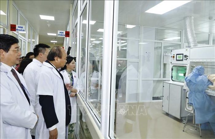 Thủ tướng Nguyễn Xuân Phúc thăm Trung tâm pha chế thuốc.