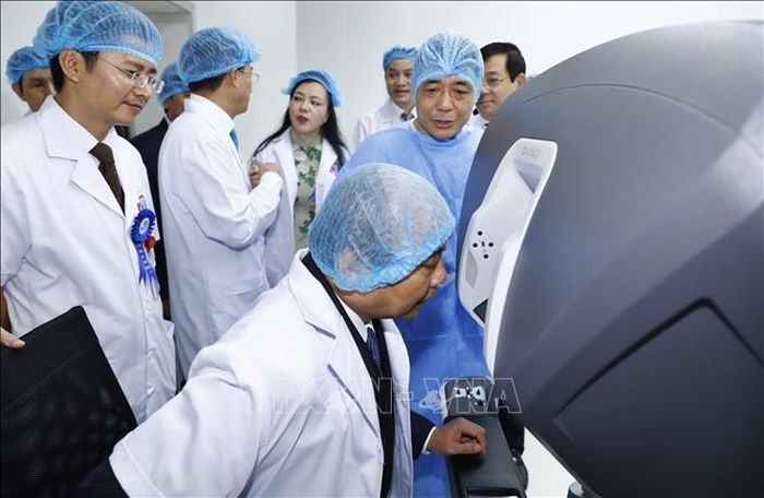 Thủ tướng Nguyễn Xuân Phúc thăm Trung tâm phẫu thuật Robot.