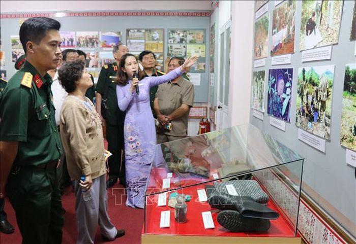 Các đại biểu và người dân địa phương tham quan triển lãm.