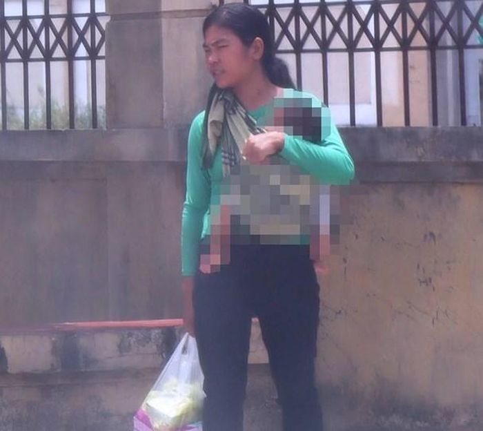 Ven Thị Luyên cùng con gái (ảnh: Báo Nghệ An).