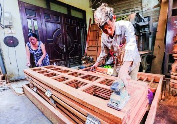 Nhờ vay vốn chương trình cho vay giải quyết việc làm, gia đình anh Nguyễn Thảo ở phường Tân Hòa, thành phố Biên Hòa có điều kiện mở rộng nhà xưởng, mua máy móc làm nghề mộc, gia đình có thu nhập và việc làm ổn định