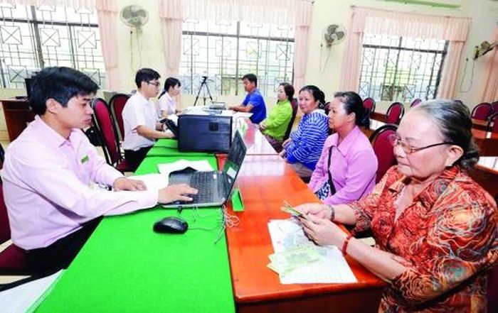Khách hàng làm thủ tục vay vốn tại điểm giao dịch xã Hiệp Hòa, thành phố Biên Hòa (Đồng Nai)