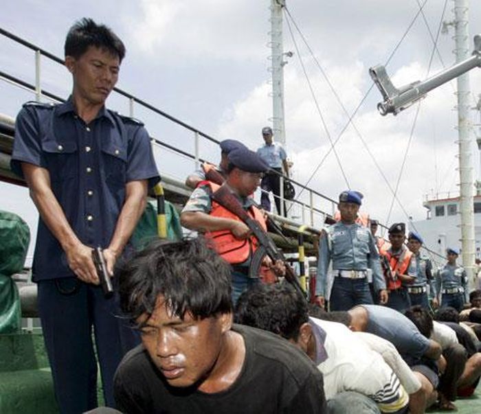 Một sĩ quan Hải quân Indonesia chĩa súng vào đám cướp biển trên một tàu chở dầu cọ thô ở eo biển Singapore vào ngày 25-9-2007. Hải quân Indonesia đã tóm 14 tên hải tặc trang bị súng và lựu đạn khi chúng tấn công tàu chở dầu Kraton. Ảnh nguồn: Crack Palinggi/Reuters.