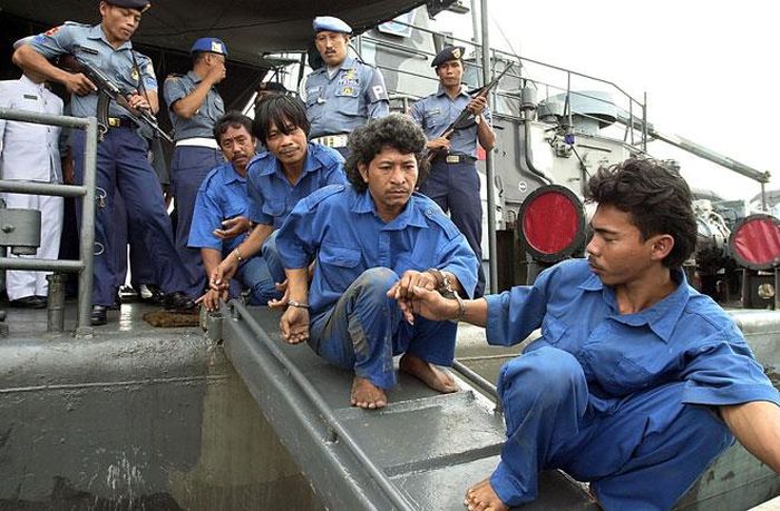 Lực lượng Hải quân Indonesia đang canh gác những nghi phạm cướp biển trên tàu phòng thủ bờ Suryawira I tại cảng Jakarta. Ảnh nguồn: Arif Ariadi/AFP.