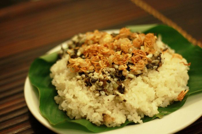 Món xôi trứng kiến hấp dẫn thực khách.