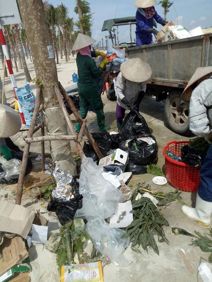 Dường như thói quen xả rác bừa bãi và vô ý thức từ lâu đã là “bản tính” rất xấu của nhiều người. Có thể do đội ngũ nhân viên vệ sinh tại Bãi Cháy đã quá chăm chỉ, mẫn cán, phải quần quật làm việc bất kể đêm ngày, khiến cho ai nấy đều thấy chỉ sau 1 đêm rác thải đã biến mất, bãi biển vẫn yên bình, vẫn lãng mạn. Bởi vậy, ít người chú ý tới hậu quả của rác thải và cứ thế vô tư ném giấy, nhựa, vỏ hộp hay bất cứ thứ gì xuống bờ cát mà không cần lăn tăn suy nghĩ.
