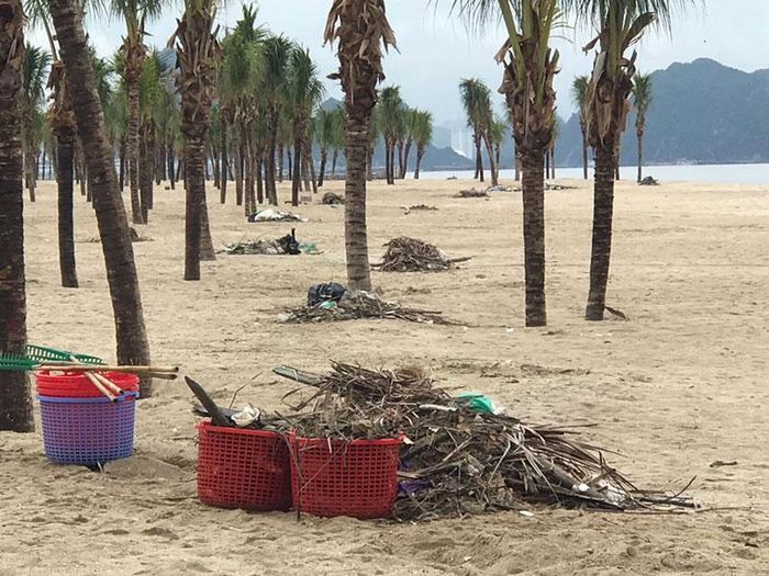 Tuy nhiên, không ít trong số đó đã bỏ quên “văn minh” khi đi du lịch. Theo thống kê của Ban quản lý bãi biển Bãi Cháy, mỗi ngày đội vệ sinh dọn trung bình 6 tấn rác. Bên cạnh những cành cây, lá cây khô trôi từ biển thì một lượng lớn là túi ni lông, chai nhựa, hộp xốp, đồ ăn thừa… của người dân địa phương và khách du lịch “kỷ niệm” lại trên bãi cát sau cuộc vui của mình. 