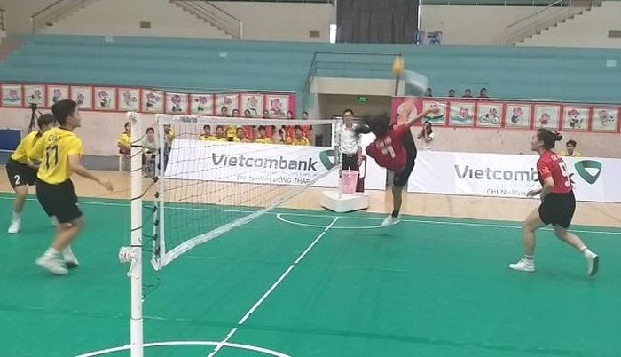 Các vận động viên tranh tài trong trận chung kết đôi nữ.