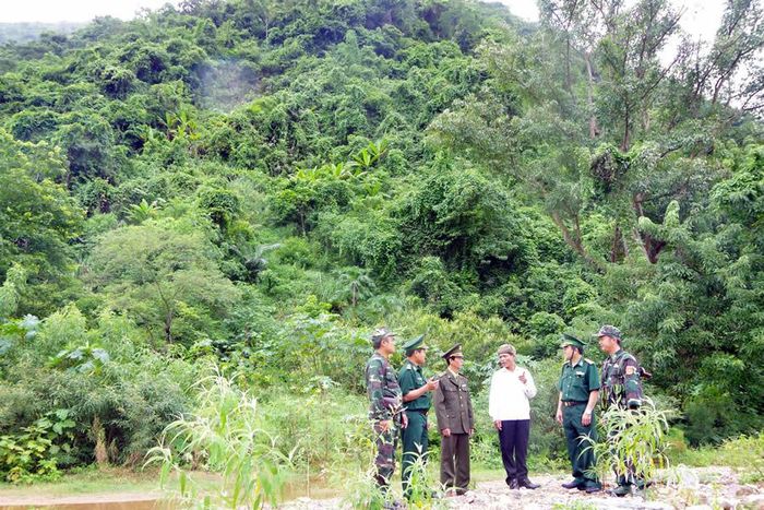 ĐBP Hướng Lập, Kiểm lâm và người dân cùng nhau trao đổi việc thực hiện phương án bảo vệ rừng. 
