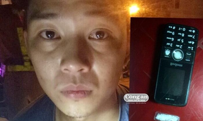 Trần Tiến cùng gói ma túy đá.