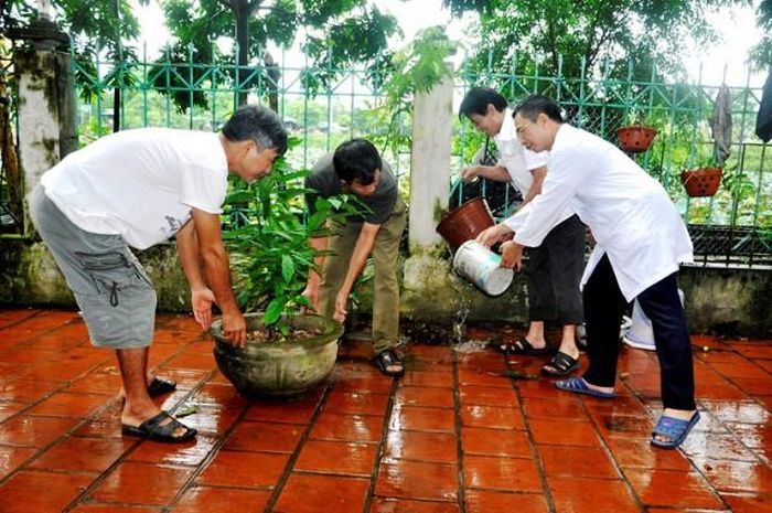Các hộ dân chủ động vệ sinh môi trường, diệt lăng quăng