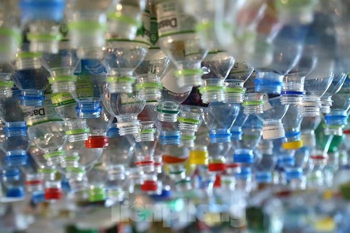 Những chiếc chai nhựa khó phân hủy nhưng nếu sử dụng và tái chế thì chúng sẽ có ích hơn và hạn chế tối đa việc xả rác thải nhựa ra môi trường.