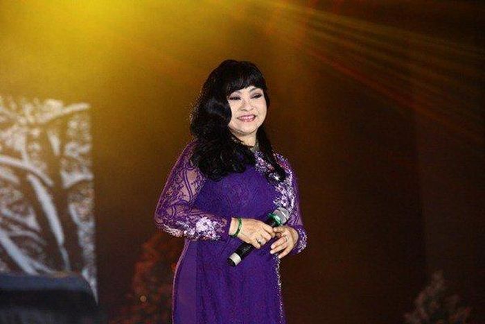 Danh ca Hương Lan nổi tiếng trong nước từ trước năm 1975. Sau gần 60 năm ca hát, Hương Lan vẫn trụ vững tên tuổi của mình với công chúng yêu nhạc bằng giọng hát đẹp và một đời tư trong sạch. Cô được công chúng mến mộ với những nhạc phẩm quê hương trữ tình như Còn thương rau đắng mọc sau hè, Em đi trên cỏ non, Chiếc áo bà ba, Điệu buồn phương Nam,...