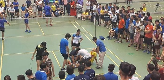  Chăm sóc một VĐV cầu lông bị chuột rút