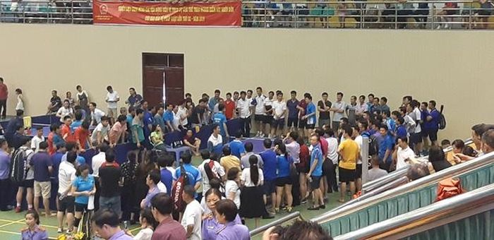  Khán giả xem, cổ vũ thi đấu bóng bàn