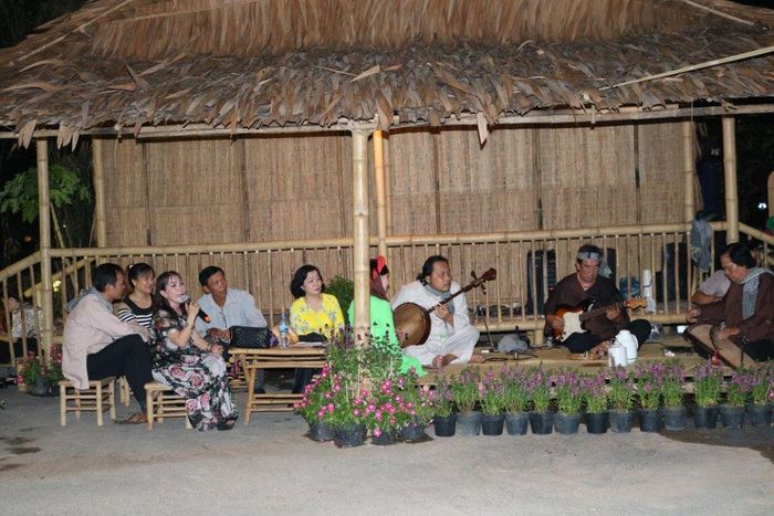 Nghệ nhân Đồng Tháp biểu diễn đờn ca tài tử - Hò Đồng Tháp phục vụ du khách tại Tuần lễ Văn hóa Du lịch Đồng Tháp. Ảnh: M.X