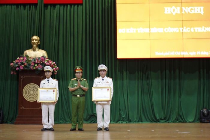 Thiếu tướng Trần Đức Tài trao các phần thưởng cao quý cho tập thể, cá nhân tại Hội nghị.