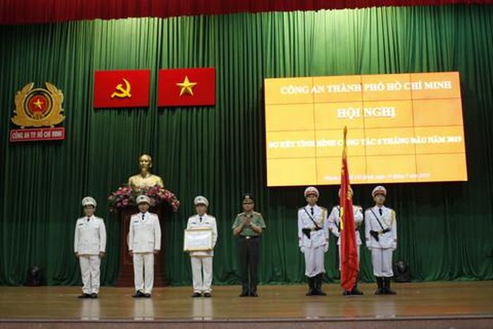 Trung tướng Lê Đông Phong trao các phần thưởng cao quý cho tập thể, cá nhân tại Hội nghị.