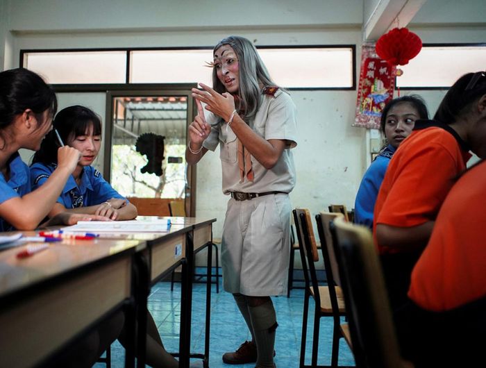 Trả lời phỏng vấn với hãng tin Reuters, thầy Bally cho biết: "Theo quan điểm của tôi, hầu hết học sinh Thái nghĩ rằng tiếng Anh là một môn học khó và đáng sợ ở trường....”