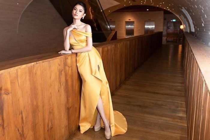 Thả dáng trong bộ váy lệch vai chất liệu mềm mại, Thùy Dung được khen có thần thái quyến rũ. Đây cũng chính là phong cách cô theo đuổi từ khi trở thành Á hậu Việt Nam 2016.