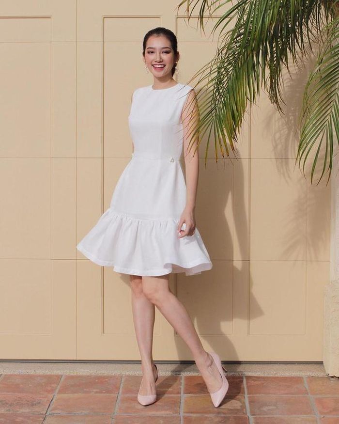 Hoa hậu Trúc Diễm hóa cô nàng mùa hè trong bộ váy trắng không tay, nhún bèo nữ tính. Một đôi giày gam màu hồng pastel ngọt ngào là chọn lựa của người đẹp 8X. 