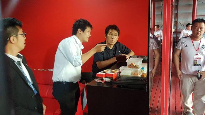 HLV Akira Nishino theo dõi trận đấu Muangthong United thắng Chiangrai United 1-0.Ảnh: Siam
